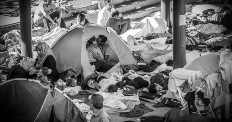 Έρωτας στα χρόνια της προσφυγιάς: Η φωτογραφία που κάνει τον γύρο του κόσμου