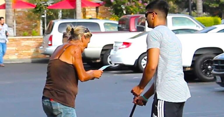 Κοινωνικό πείραμα: Κρατάει ένα κερδισμένο λαχείο, και κάνει τον τυφλό για να δείξει πόσο άτιμοι είναι οι άνθρωποι…