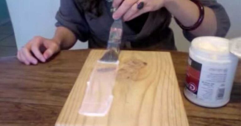 Κολλάει ανάποδα τη φωτογραφία στο ξύλο και την αφήνει έτσι όλη την νύχτα! Το αποτέλεσμα; Εκπληκτικό!