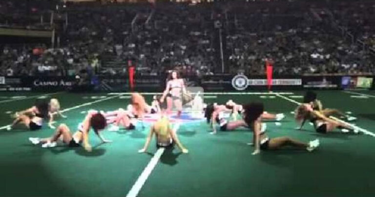 Αρχικά μοιάζει με ένα συνηθισμένο show από μαζορέτες, μέχρι που όλα αλλάζουν ξαφνικά!