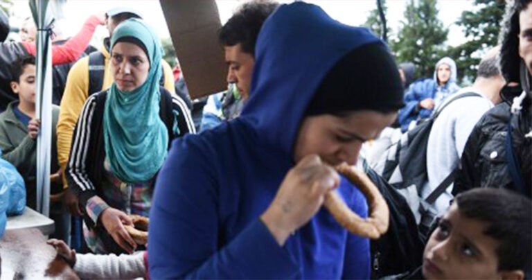 New York Times: “Η χτυπημένη Ελλάδα δίνει μάθημα ανθρωπιάς στο προσφυγικό ζήτημα”