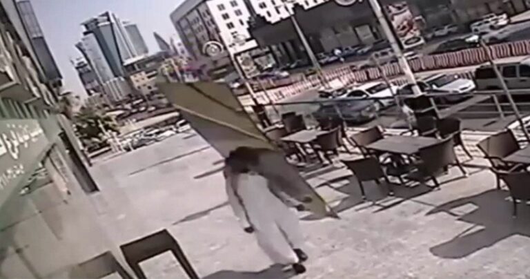 Ένα γυάλινο πάνελ πέφτει από τον 6ο όροφο και περνάει χιλιοστά από το κεφάλι ενός άνδρα!
