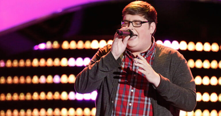 Ανέβηκε στη σκηνή του The Voice για να τραγουδήσει το Chandelier της Sia. Οι κριτές δεν περίμεναν αυτό που άκουσαν!