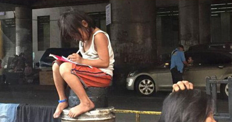 Η ιστορία της μικρής Φιλιπινέζας που λύνει τις ασκήσεις στους δρόμους της Μανίλα