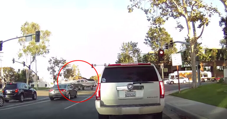 Αεροπλάνο προσγειώθηκε σε πολυσύχναστη λεωφόρο της Καλιφόρνια!