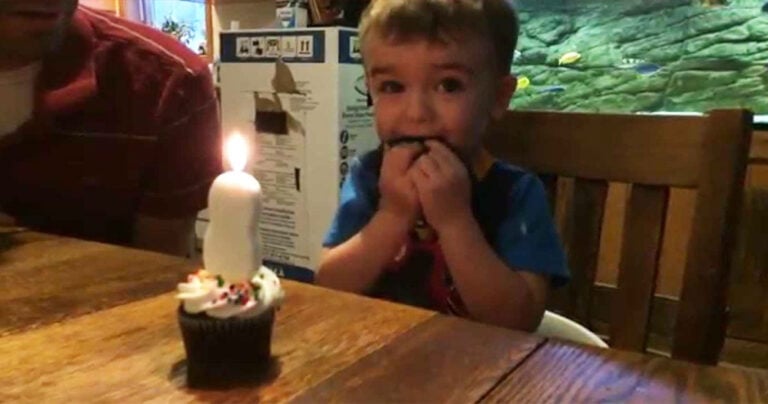 Μικρούλης δυσκολεύεται να σβήσει το κερί, αλλά ο μπαμπάς του έχει την τέλεια λύση!