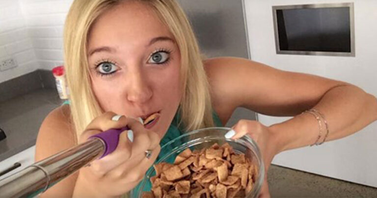 Έφτιαξαν ειδικό κουτάλι-κοντάρι για selfies που σας φωτογραφίζει ενώ τρώτε!