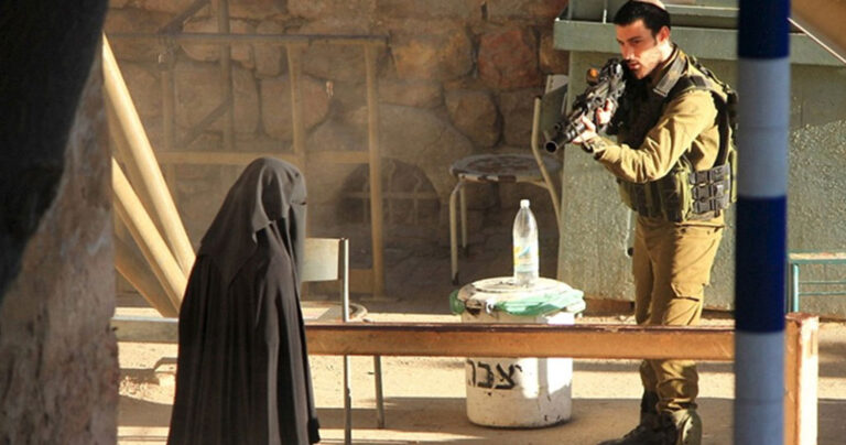 Ισραηλινός στρατιώτης σημαδεύει 18χρονη Παλαιστίνια λίγο πριν σκοτωθεί