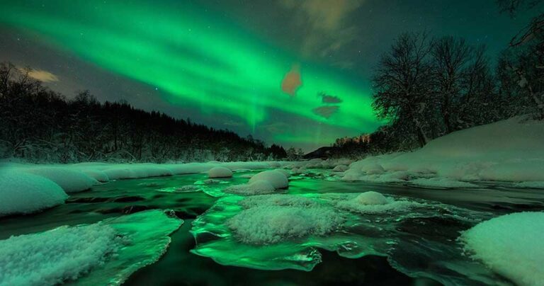 Το φαντασμαγορικό Βόρειο Σέλας: Εντυπωσιακές εικόνες και βίντεο από το φυσικό φαινόμενο.