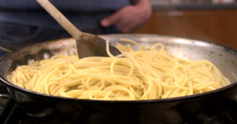 Σύμφωνα με αυτό το βίντεο όλοι μαγειρεύουμε λάθος τα μακαρόνια!