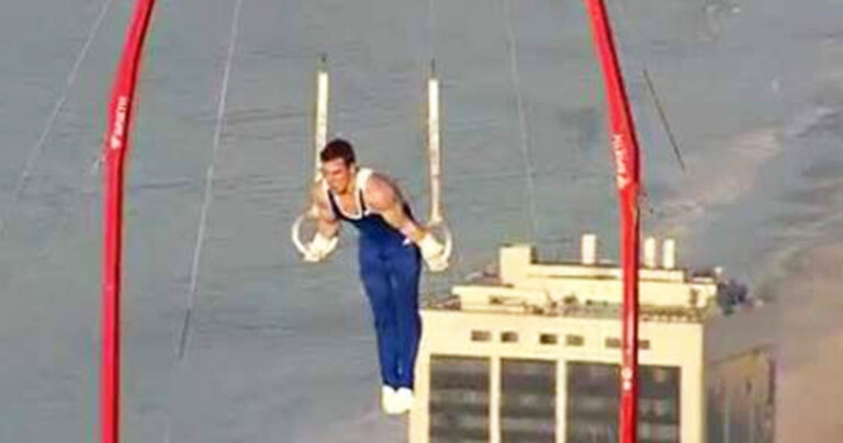 Κάνει ασκήσεις κρίκων πάνω από το Ρίο, μια… ανάσα από τον ουρανό!
