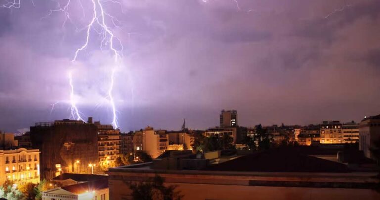 Η καταιγίδα πάνω από την Αθήνα σε ένα εντυπωσιακό βίντεο