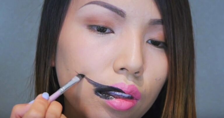 Ζωγραφίζει μία γραμμή στο μάγουλό της! Δείτε τη φοβερή μεταμόρφωσή της!