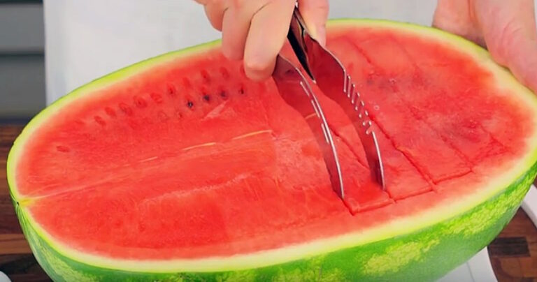 Έφτιαξαν έναν ειδικό κόφτη για καρπούζι. Ίσως είναι η καλύτερη καλοκαιρινή εφεύρεση!
