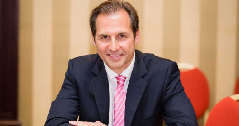 Έλληνας παιδογκολόγος που διαπρέπει στο εξωτερικό θα εξετάζει εθελοντικά άπορα καρκινοπαθή παιδιά