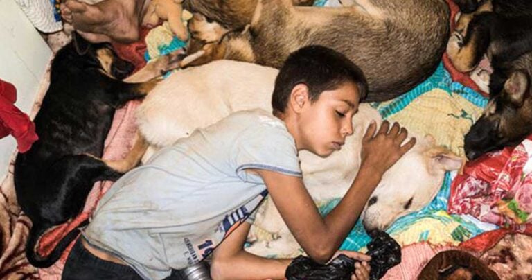 Συγκινητικές εικόνες: Παιδιά που πεινάνε, αλλά δεν άφησαν ούτε μια στιγμή τον σκύλο τους!