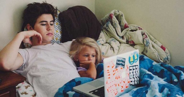 7 πράγματα που θα καταλάβουν μόνο όσες κοπέλες μεγάλωσαν με μεγαλύτερο αδερφό!