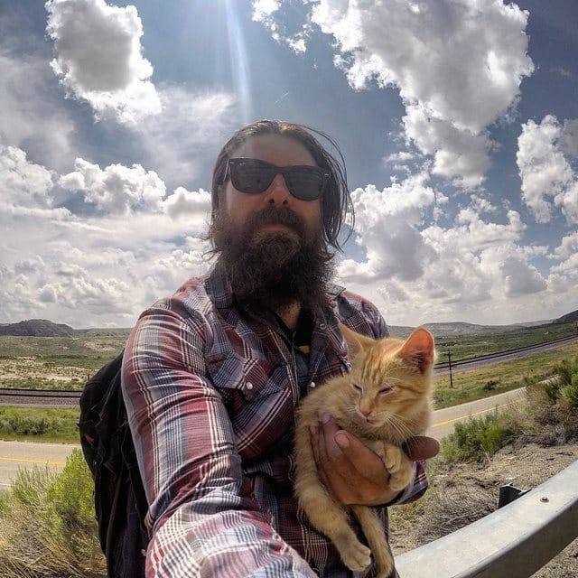 Ένας μοτοσικλετιστής βρήκε στο δρόμο του ένα γατάκι με εγκαύματα και το πήρε μαζί του στο ταξίδι του.. 