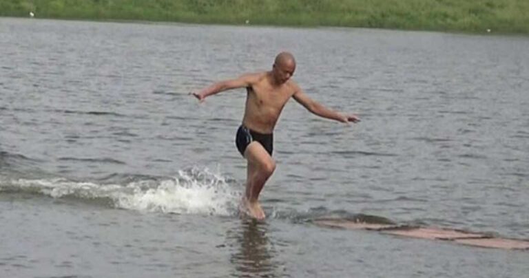Μοναχός τρέχει απόσταση 125 μέτρων επάνω στο νερό και εκπλήσσει τους πάντες!