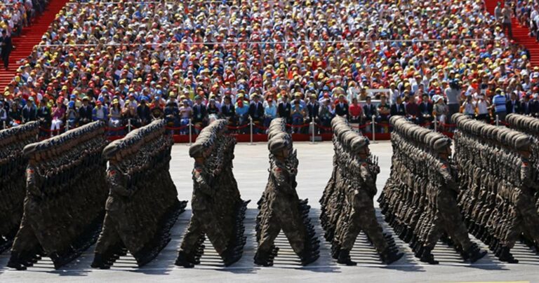 Η απόλυτη στρατιωτική πειθαρχία σε πανηγυρική παρέλαση της Κίνας