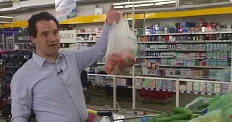 Η φωτογραφία του Αδόνι στο σουπερ μαρκετ να αγοράζει μήλα που σαρώνει