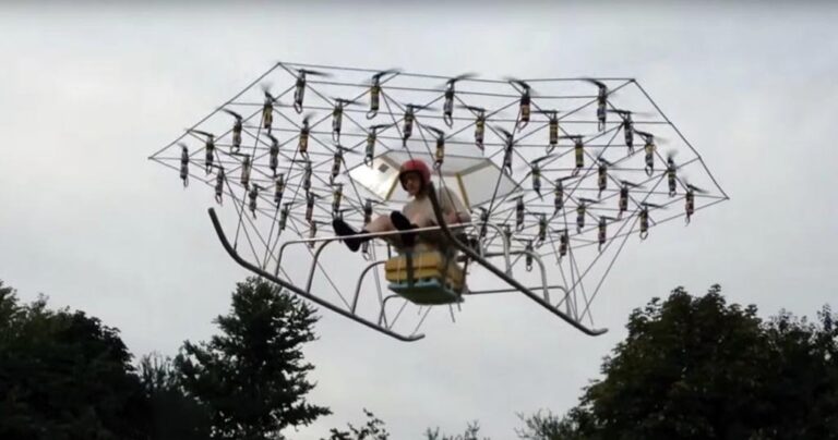 Έφτιαξε ελικόπτερο από 54 drones και την καρέκλα από τον κήπο του!