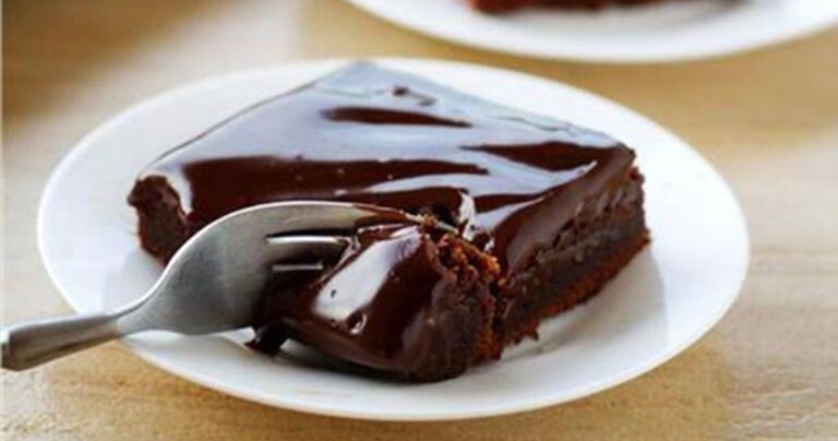 Συνταγή για την πιο εύκολη και λαχταριστή σοκολατόπιτα