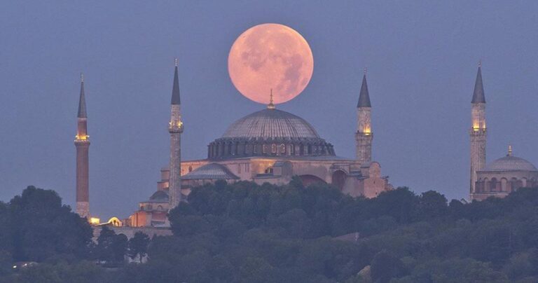 Υπέροχη φωτογραφία: Η Αγιά Σοφιά με την Πανσέληνο