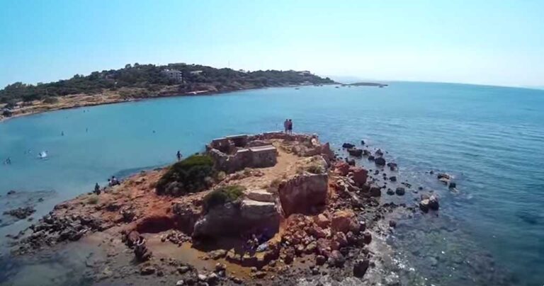 Καβούρι: Η παραλία «διαμάντι» της Αττικής από ψηλά που μοιάζει με νησί!