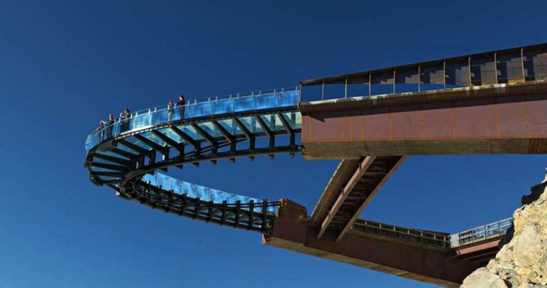 Άνδρας παθαίνει κρίση πανικού σε ύψος 1.500 μ. πάνω στην γυάλινη γέφυρα Skywalk!