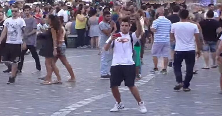 Πήγε στο κέντρο της Αθήνας κι άρχισε να τραγουδά την «Πιο Ωραία στην Ελλάδα»!