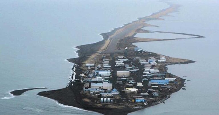 Το νησί που το «τρώει» ο ωκεανός! Απομάκρυναν μέχρι και τους τάφους.