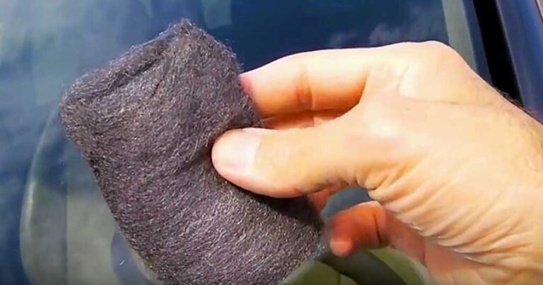 Τρίβει με ένα συρμάτινο σφουγγάρι το παρμπρίζ του αυτοκινήτου του! Το αποτέλεσμα; Καταπληκτικό!