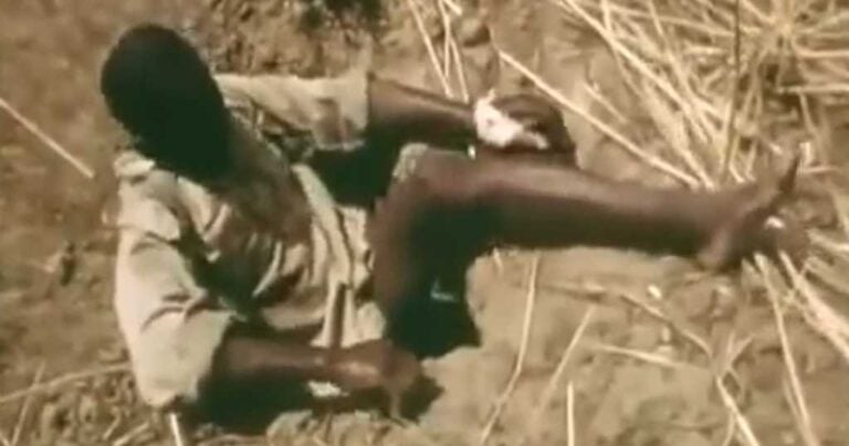 Ο άνθρωπος που κυνηγάει τεράστια ανακόντα χρησιμοποιώντας το… πόδι του σαν δόλωμα!