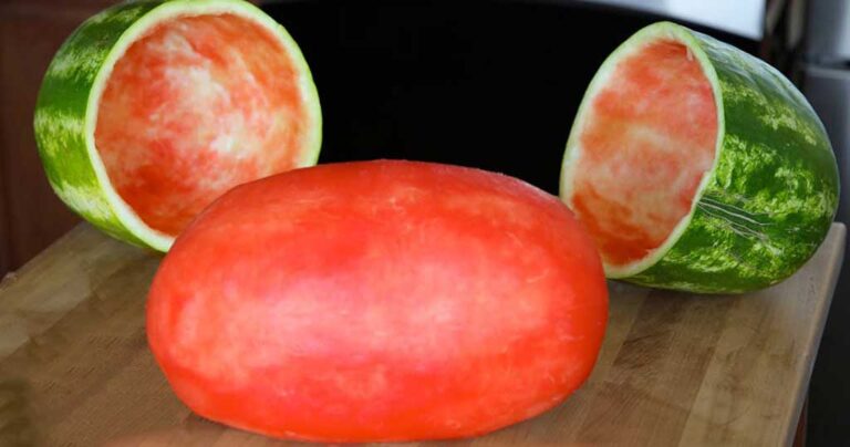 Καθαρίζει το καρπούζι με αυτόν τον τρόπο και ξεγελά τους πάντες στο πάρτι!