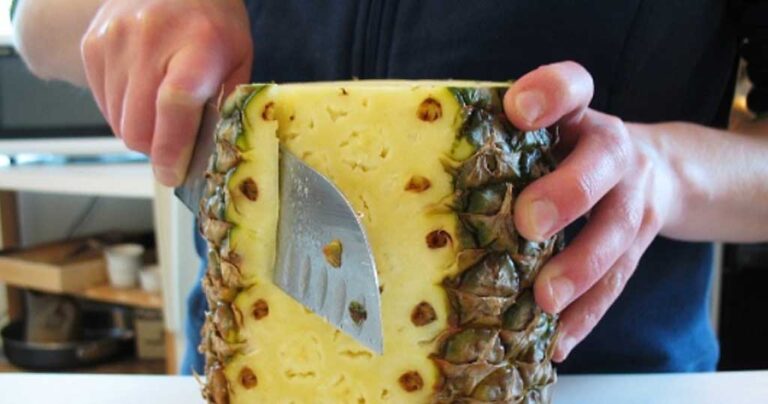 Μόλις μάθετε τι μπορεί να κάνει ο ανανάς για το γuναικείο στήθoς, δε θα σταματήσετε να τρώτε!