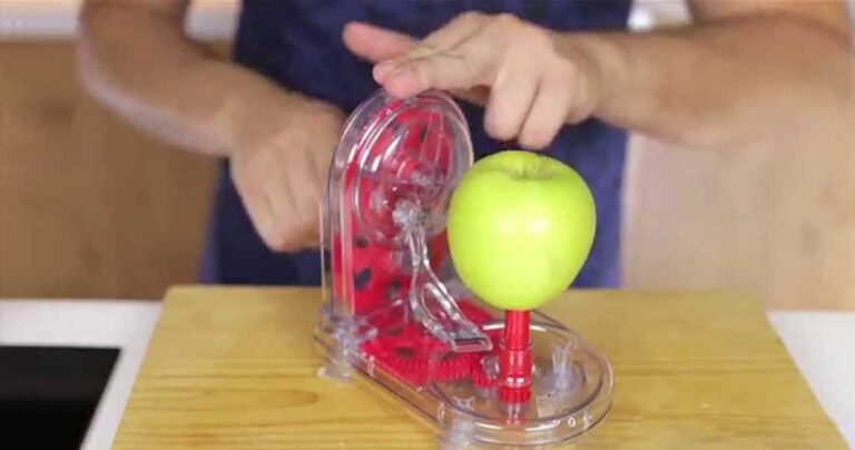Αυτός ο γιαπωνέζικος καθαριστής μήλου είναι ίσως το πιο παράξενο εργαλείο που έχετε δει για την κουζίνα!
