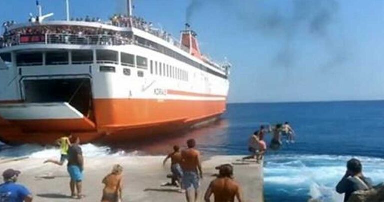 Κάτοικοι αποχαιρετούν τους επισκέπτες της Σικίνου… βουτώντας στη θάλασσα. Ένα υπέροχο βίντεο