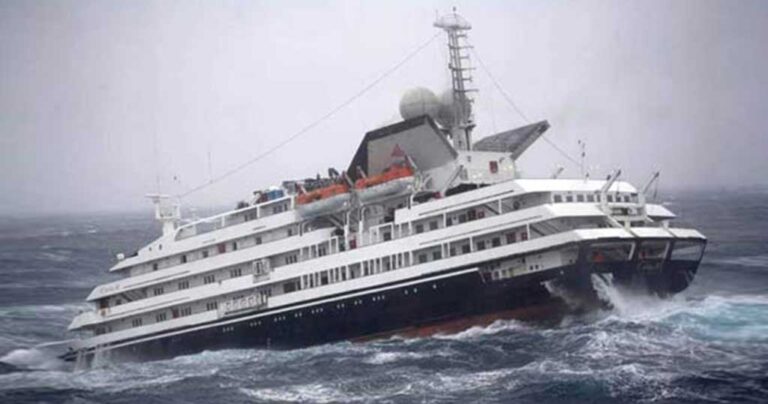 Πλοία “παλεύουν” με τεράστια κύματα σε ένα εντυπωσιακό βίντεο