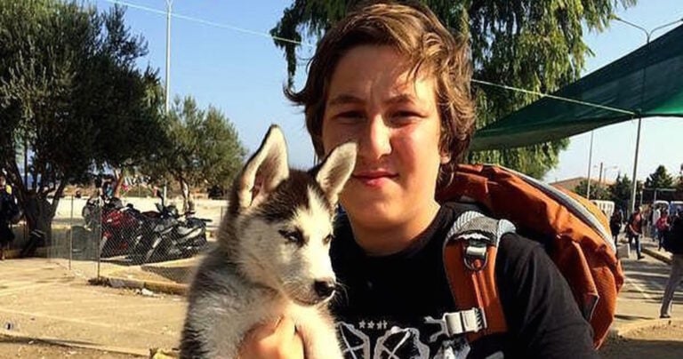 Αυτός ο 17χρονος πρόσφυγας πήρε μαζί του… μόνο το σκύλο του!