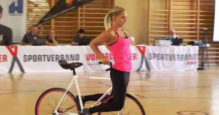 Ανεβαίνει πάνω στο ποδήλατο. Αυτό που κάνει είναι πραγματικά εντυπωσιακό!