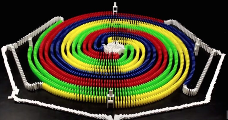 Ο άνδρας που φτιάχνει μαγευτικά σχέδια με 17.500 ντόμινο!