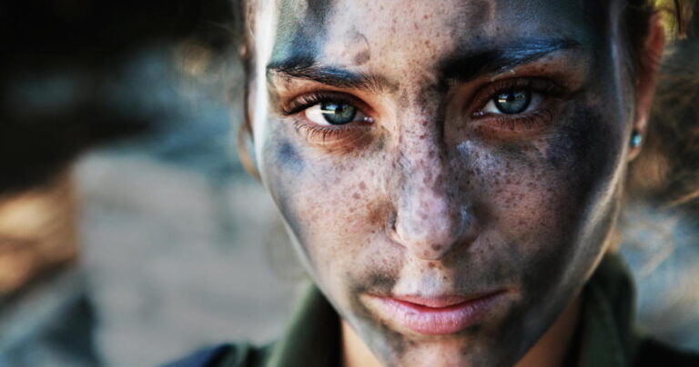 28 φωτογραφίες που αιχμαλωτίζουν υπέροχα την ομορφιά αλλά και την φρίκη της ανθρώπινης ζωής.