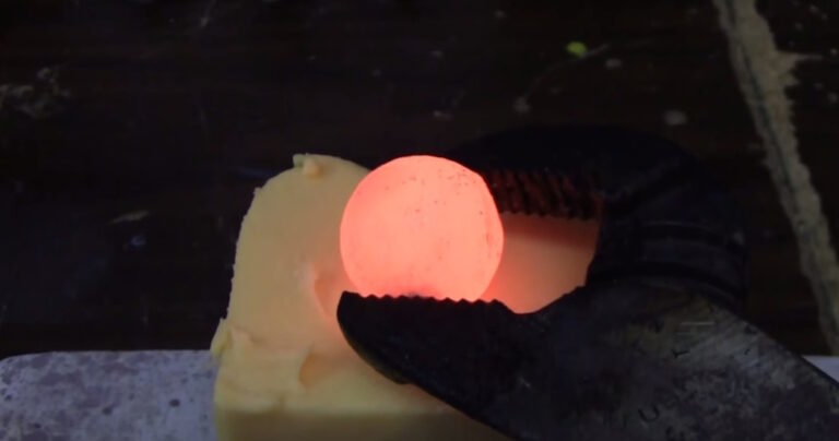 Έριξε μια καυτή μπάλα νικελίου πάνω σε ένα κομμάτι τυρί! Δείτε τι συνέβη!