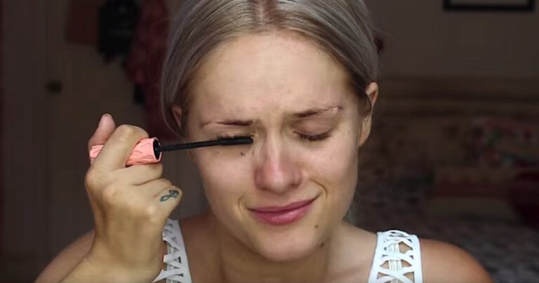 Κάνει το μακιγιάζ της κλαίγοντας. Δείτε όμως το λόγο που τα χέρια της τρέμουν