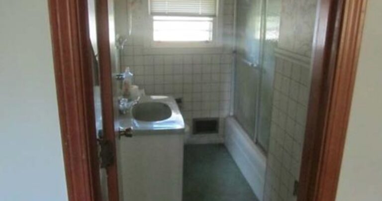 Βαρέθηκε το μπάνιο του και αποφάσισε να το αλλάξει σπάζοντας τα πλακάκια!