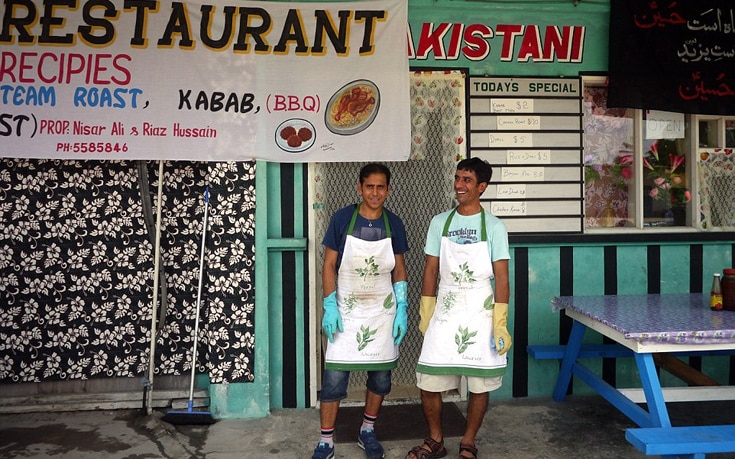 Το πακιστανικό εστιατόριο ήταν η πρώτη επιχείρηση που άνοιξαν πρόσφυγες στο νησί. Έκλεισε ύστερα από λίγους μήνες. 