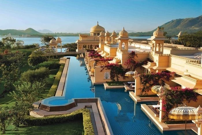 Η πισίνα Oberoi Udaivilas στην όχθη της λίμνης Pichola, στην Ινδία