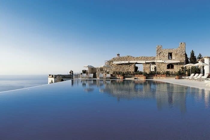 Η πισίνα του ξενοδοχείου Caruso στην όμορφη ακτή Αμάλφι της Ιταλίας