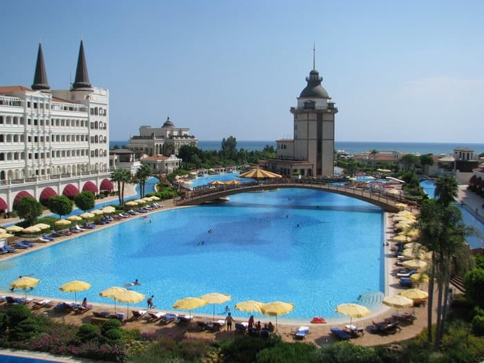 Η πισίνα του ξενοδοχείου Mardan Palace Antalya στην Τουρκία